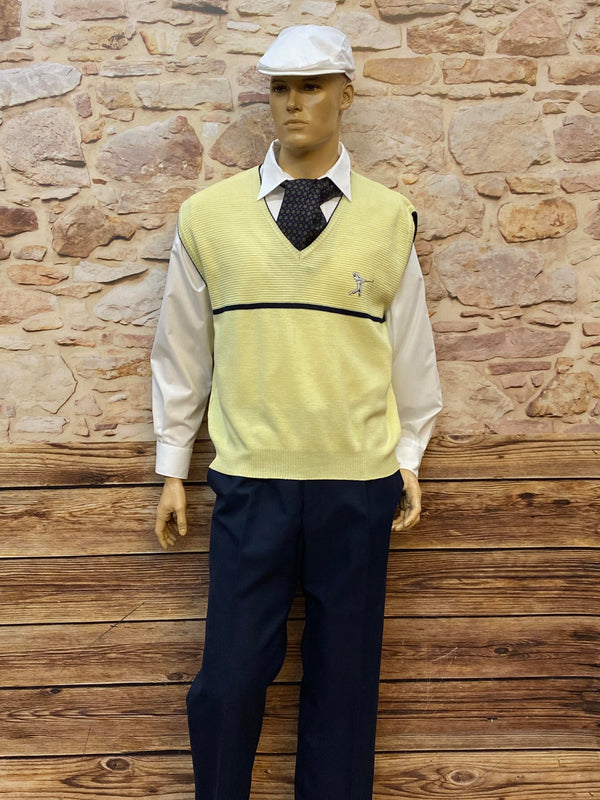 Komplettes Vintage Herren Outfit mit Hose, Pullunder, Hemd, Schiebermütze und Krawatte auf Schaufensterpuppe