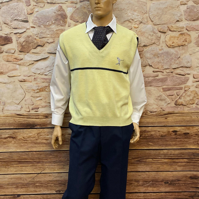 Komplettes Vintage Herren Outfit mit Hose, Pullunder, Hemd, Schiebermütze und Krawatte auf Schaufensterpuppe