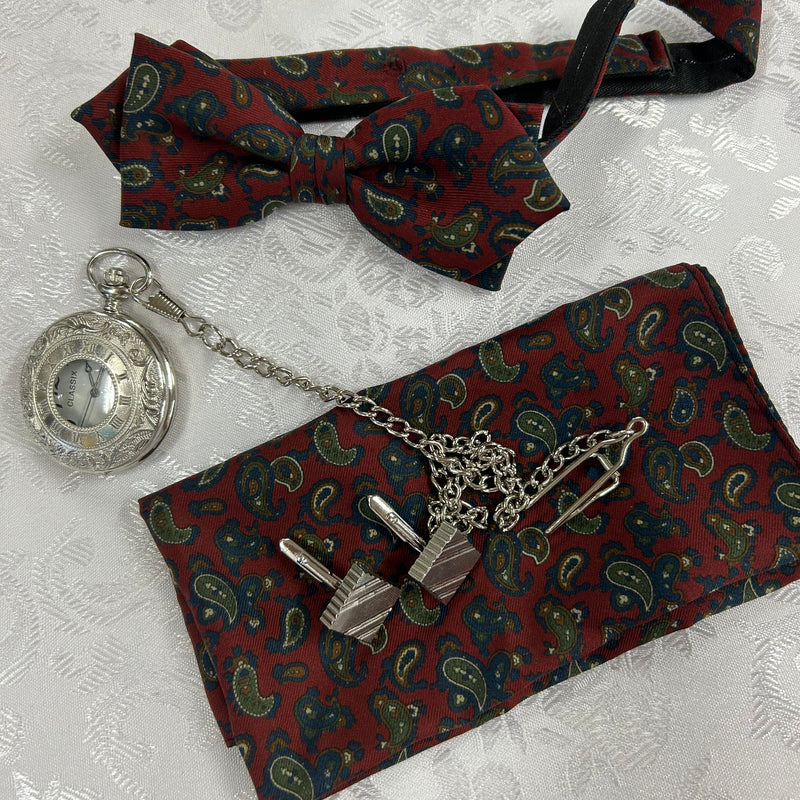 „Vintage Herren-Set 1920er: generalüberholte silberne Taschenuhr, Chrom-Manschettenknöpfe, roten Paisley-Fliege & Einstecktuch.“