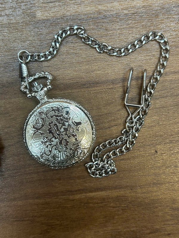 Rückseite der silbernen Taschenuhr mit Gravur und Kette.