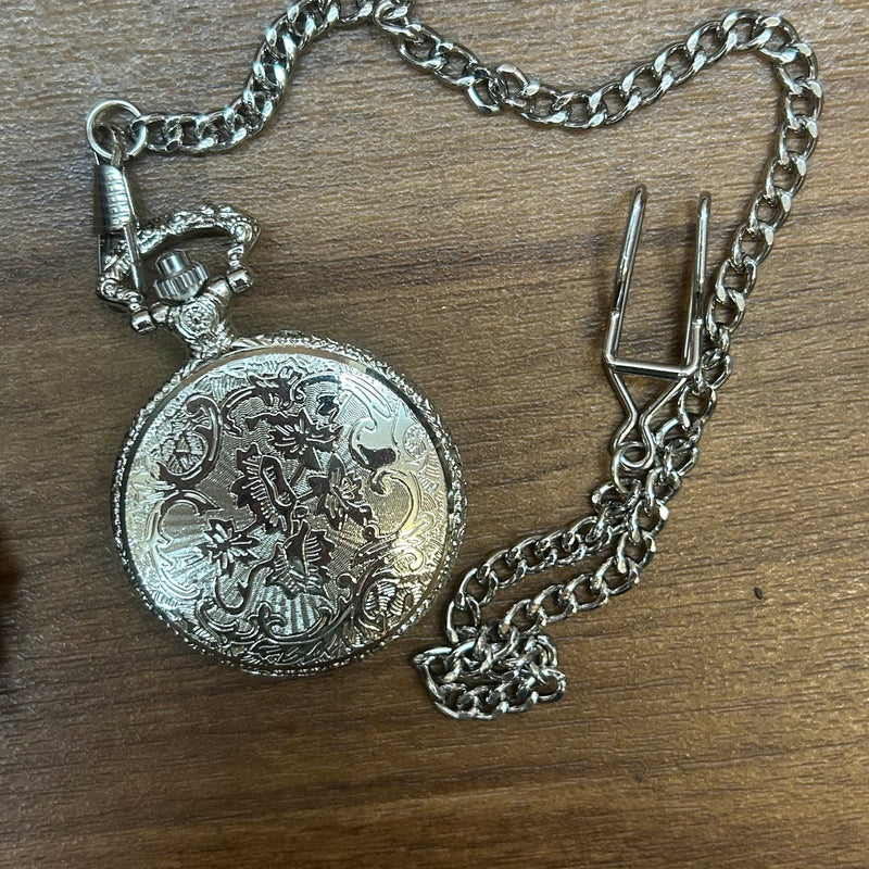 Rückseite der silbernen Taschenuhr mit Gravur und Kette.