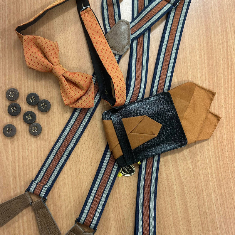 Komplettes Vintage-Herren-Set mit Hosenträgern, Fliege, Knöpfen und Einstecktuch im Lederetui