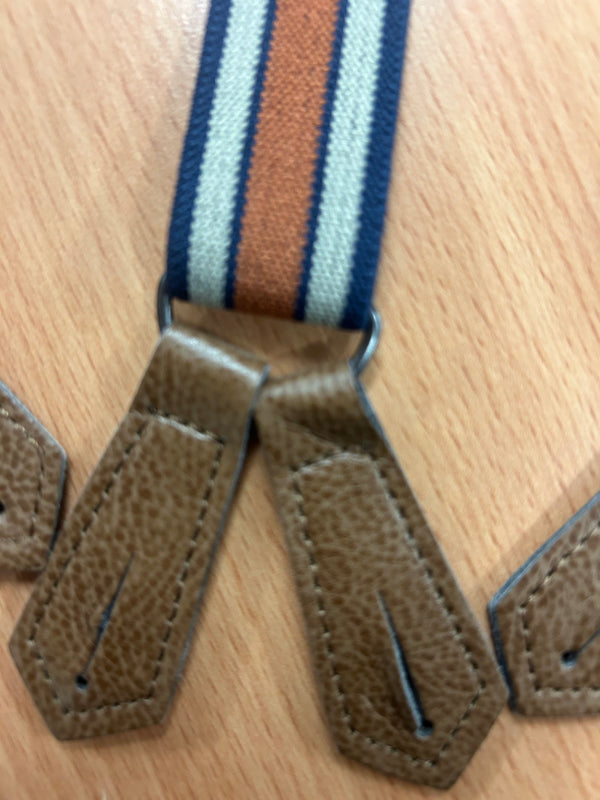 Detailaufnahme Lederbefestigung der Hosenträger im Vintage-Stil