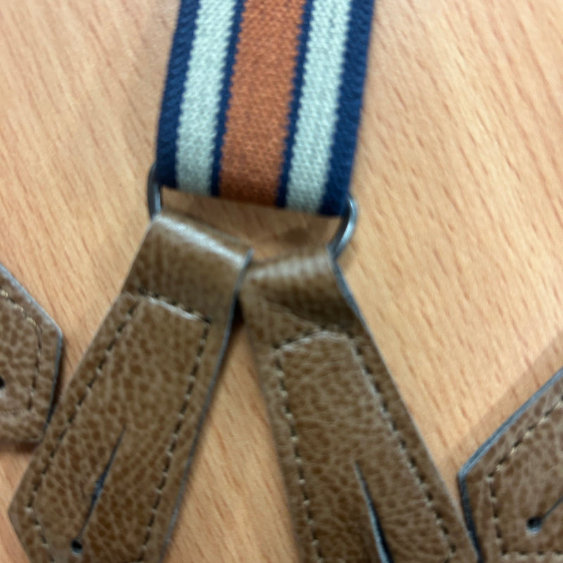Detailaufnahme Lederbefestigung der Hosenträger im Vintage-Stil