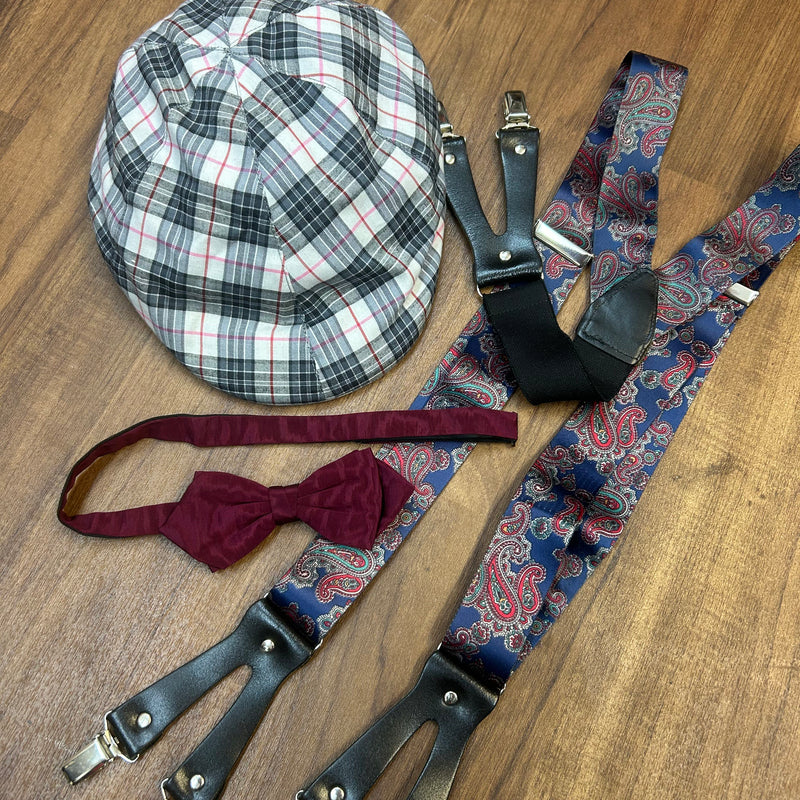 Vintage Herren Accessoires Set – karierte Schiebermütze, Paisley Hosenträger und bordeauxrote Fliege
