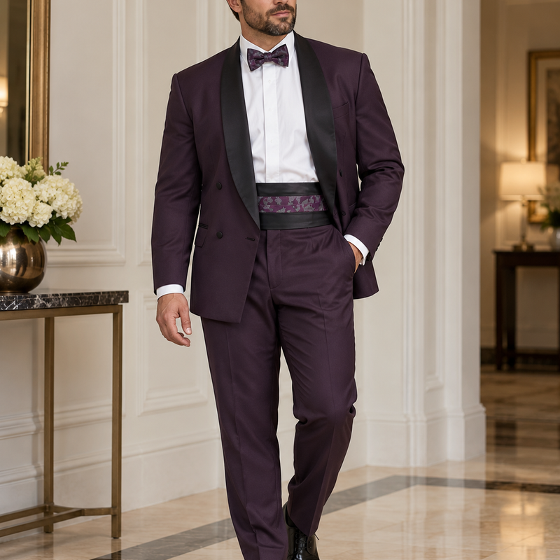 Eleganter Vintage Herren-Smoking in Aubergine in Größe 29, präsentiert an einem etwas kräftigeren Modell in ruhiger realer Umgebung