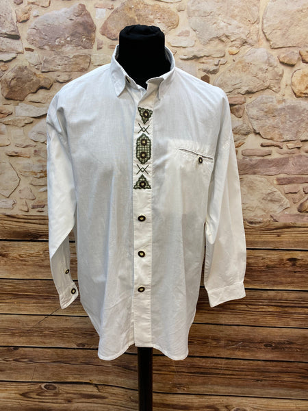 „Weißes Herren Trachtenhemd aus Baumwolle mit grüner Stickerei und Knöpfen von Alphorn Trachtenmode“