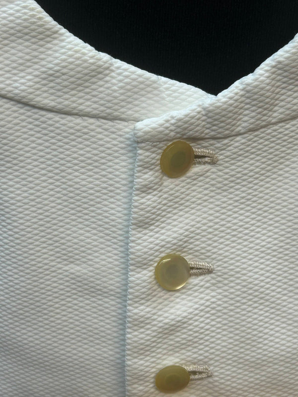 Detailansicht der Knöpfe und Struktur des Stoffes.