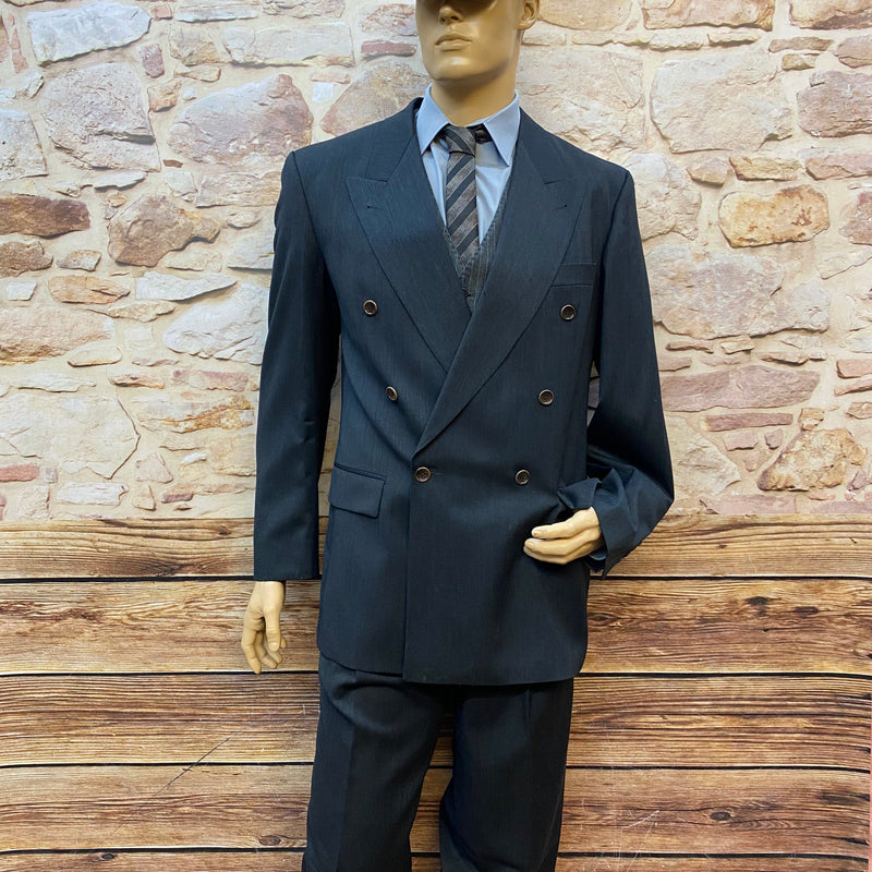 „Vintage Herrenanzug im 20er-Jahre-Stil mit Schiebermütze – inspiriert vom Peaky Blinders Look“