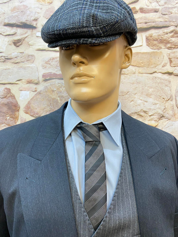 „Zweireihiges Sakko mit Weste und Krawatte – elegantes Retro-Outfit für Herren“