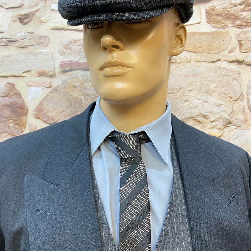„Zweireihiges Sakko mit Weste und Krawatte – elegantes Retro-Outfit für Herren“