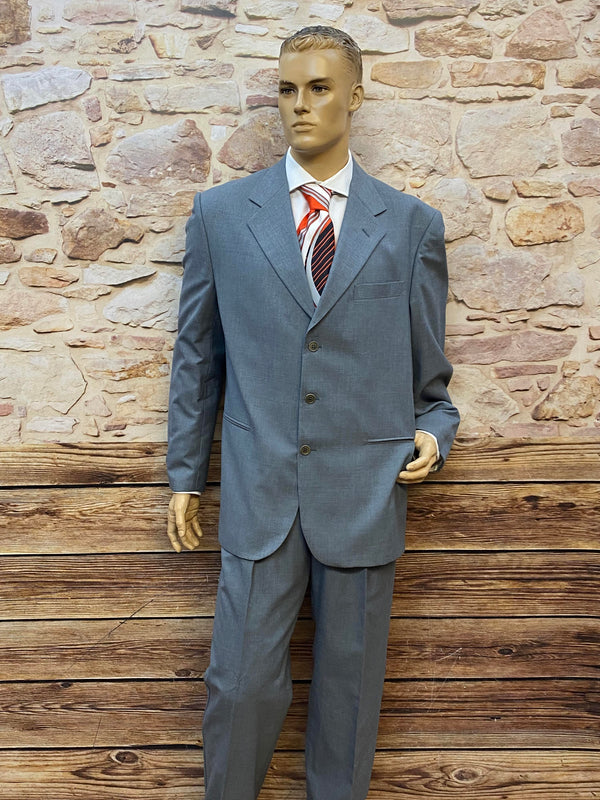 Vintage Herrenanzug in Grau mit passendem Sakko und Hose, kombiniert mit weißem Hemd und roter Krawatte, auf einer Schneiderpuppe präsentiert.