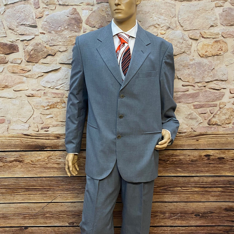 Vintage Herrenanzug in Grau mit passendem Sakko und Hose, kombiniert mit weißem Hemd und roter Krawatte, auf einer Schneiderpuppe präsentiert.