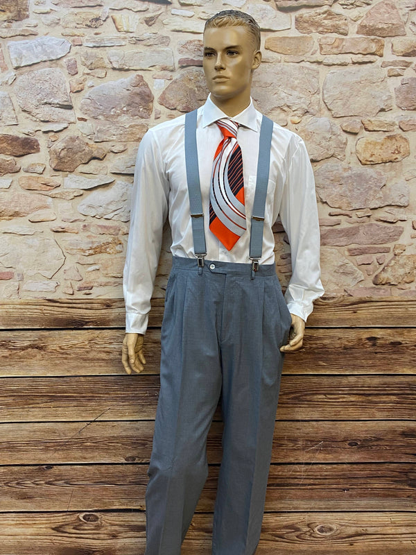 Vintage Herrenanzug grau – Hose mit Hosenträgern, kombiniert mit weißem Hemd und auffälliger roter Krawatte, auf einer Schneiderpuppe gezeigt.