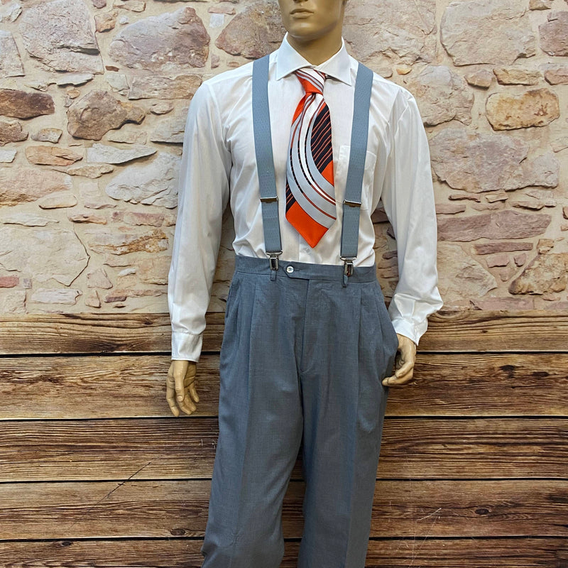 Vintage Herrenanzug grau – Hose mit Hosenträgern, kombiniert mit weißem Hemd und auffälliger roter Krawatte, auf einer Schneiderpuppe gezeigt.