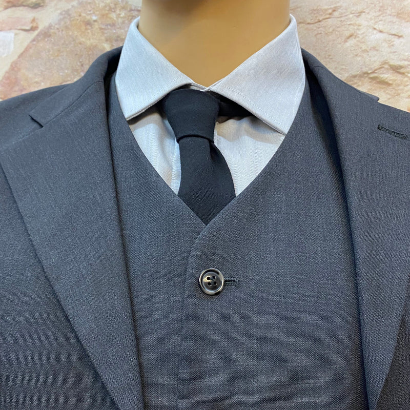 „Eleganter Anzug im Retro-Stil – komplett mit Hemd, Weste und Krawatte“