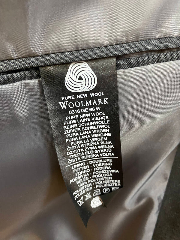 „Nahaufnahme des Woolmark-Etiketts – 100 % reine Schurwolle“