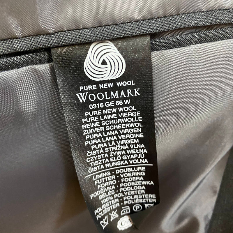 „Nahaufnahme des Woolmark-Etiketts – 100 % reine Schurwolle“