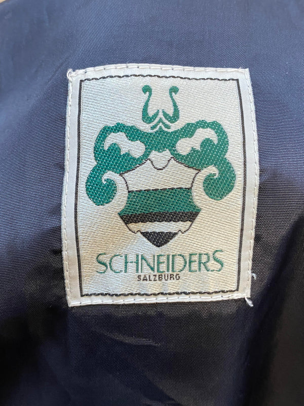 „Schneiders Salzburg Label im Innenfutter des Vintage-Mantels“