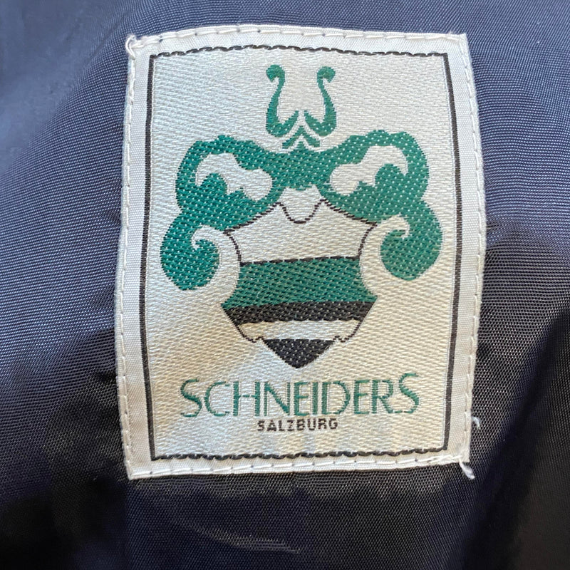 „Schneiders Salzburg Label im Innenfutter des Vintage-Mantels“