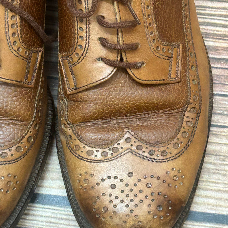 Schnürung und Lochmuster – zweifarbige braune Brogues