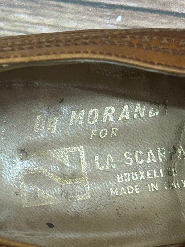 Markenaufdruck im Schuh – zweifarbige braune Brogues