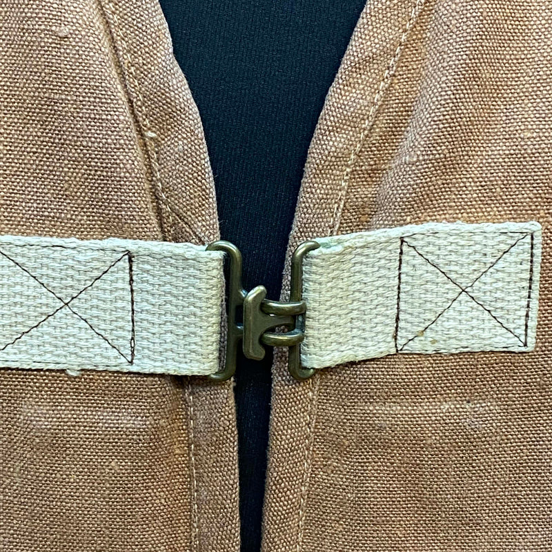 „Detailansicht des Metallhakens an einer Vintage Herrenweste“