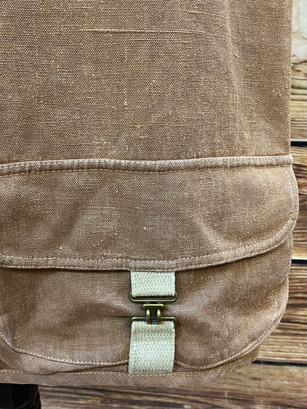 „Aufgesetzte Tasche mit Verschluss an einer braunen Vintage Weste“