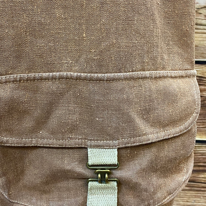 „Aufgesetzte Tasche mit Verschluss an einer braunen Vintage Weste“