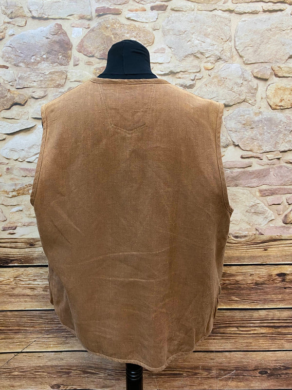 „Rückansicht einer Vintage Herrenweste aus Hanfmaterial“