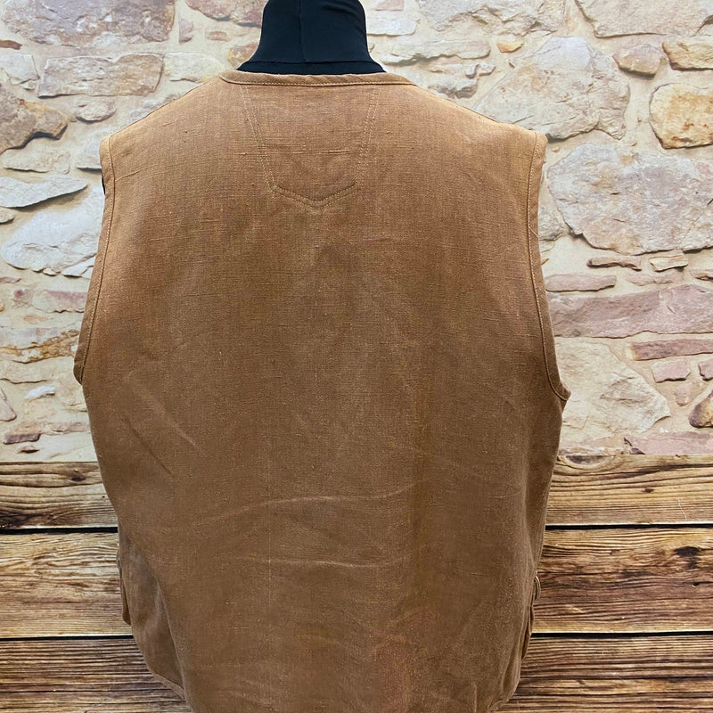 „Rückansicht einer Vintage Herrenweste aus Hanfmaterial“