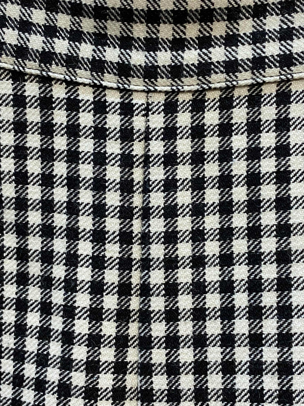 „Detailaufnahme der 1980er Vintage Pepitahose Damen mit schwarz-weißem Pepitamuster“
