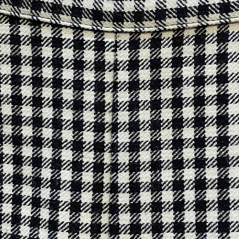 „Detailaufnahme der 1980er Vintage Pepitahose Damen mit schwarz-weißem Pepitamuster“