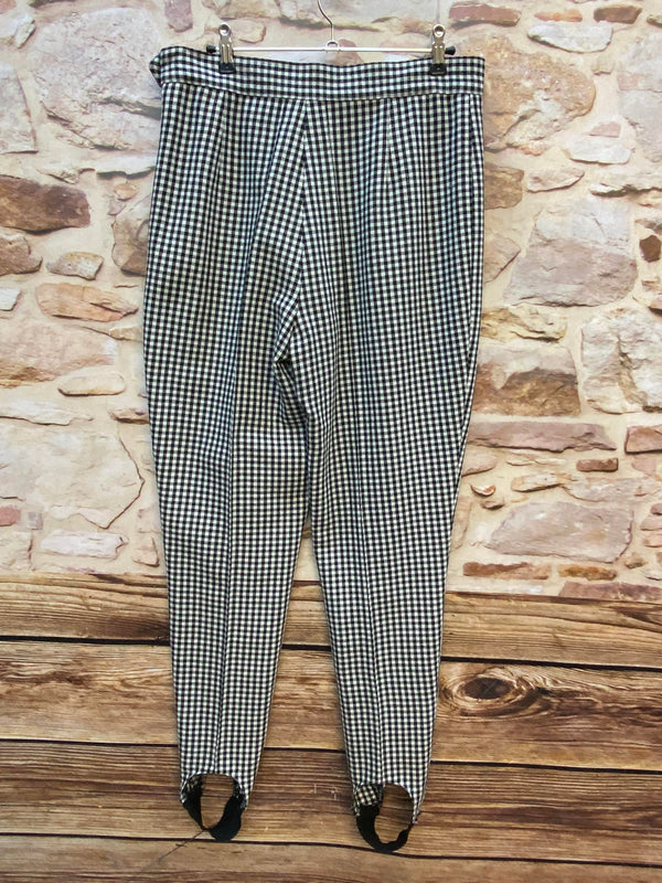 „1980er Vintage Stiefelhose Damen Größe 42 mit Fußsteg Rückansicht“