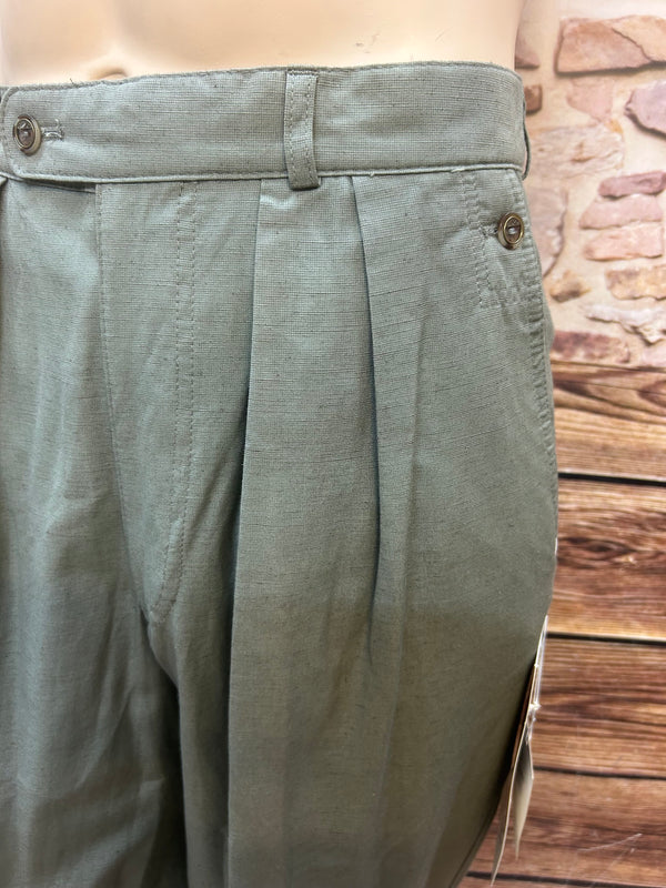 Vintage Herren Hose Gr. 102 in Olivgrün, ungetragen mit Bundfalten, von Choke New Classic, Nahaufahme
