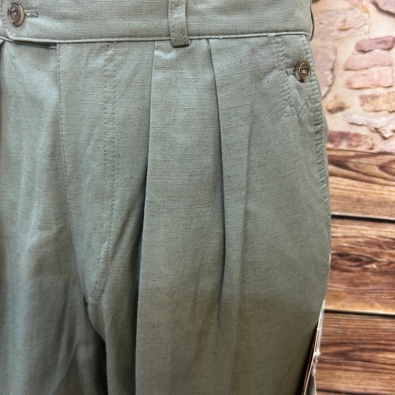 Vintage Herren Hose Gr. 102 in Olivgrün, ungetragen mit Bundfalten, von Choke New Classic, Nahaufahme
