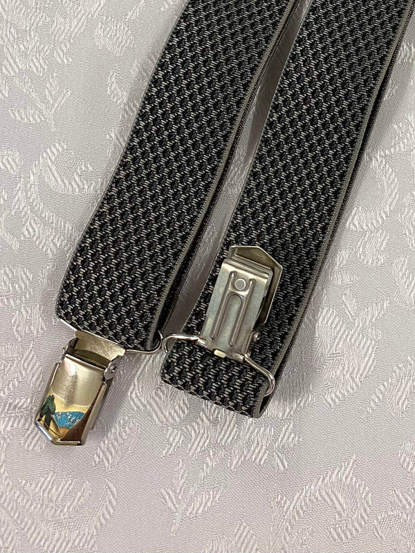 „Detailaufnahme Vintage Hosenträger anthrazit mit Metallclip und elastischem Strukturband“