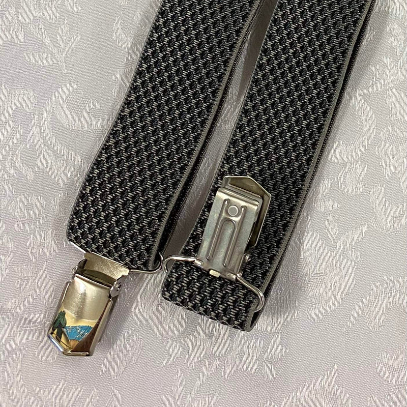 „Detailaufnahme Vintage Hosenträger anthrazit mit Metallclip und elastischem Strukturband“