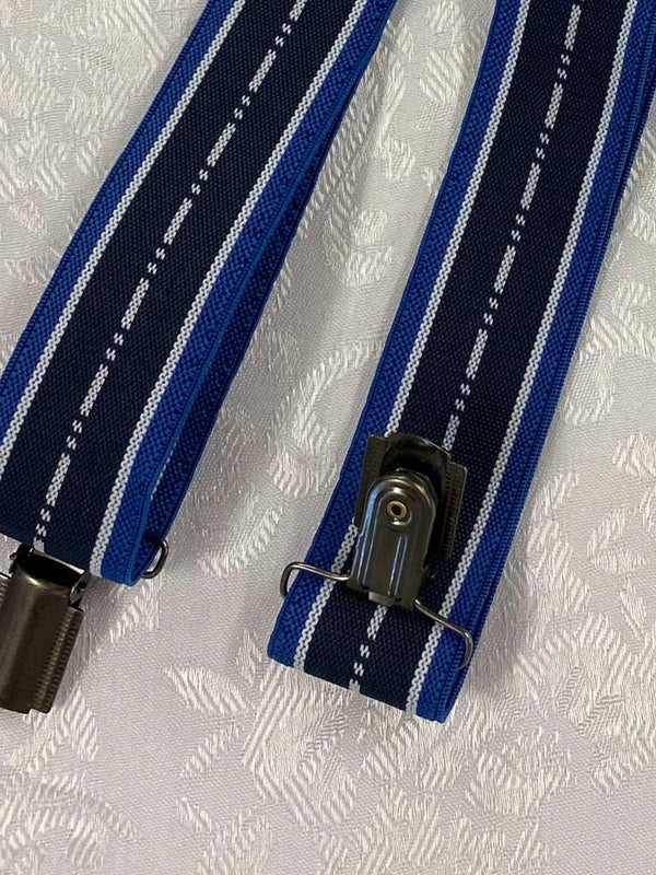 „Detailaufnahme blau gestreifter Hosenträger mit dunklem Metallclip und elastischem Band“