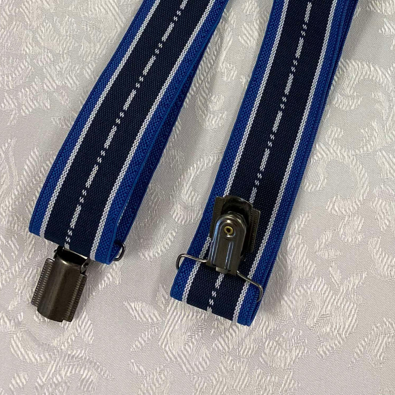 „Detailaufnahme blau gestreifter Hosenträger mit dunklem Metallclip und elastischem Band“