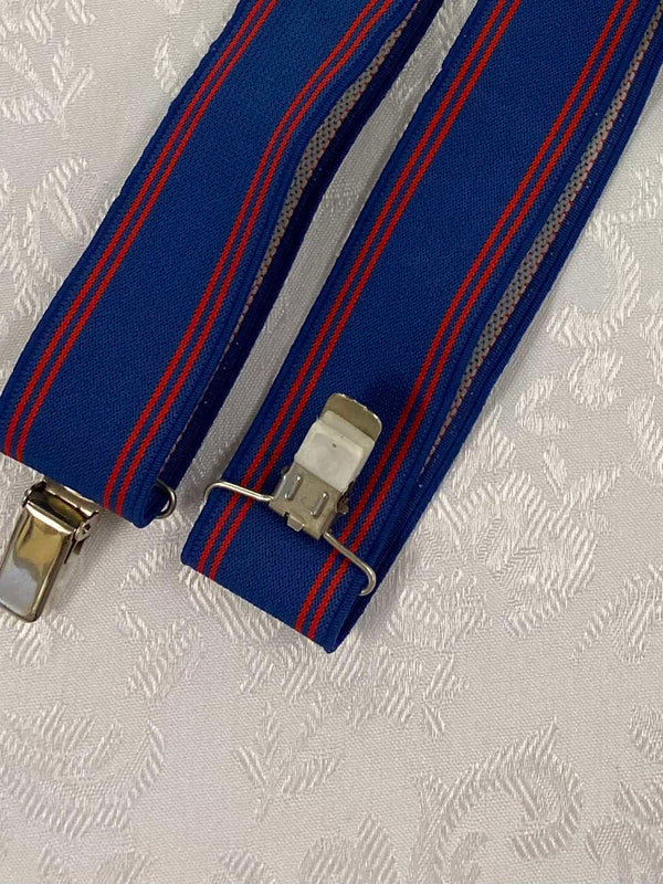 „Detailaufnahme Vintage Hosenträger blau mit roten Streifen und Metallclip“