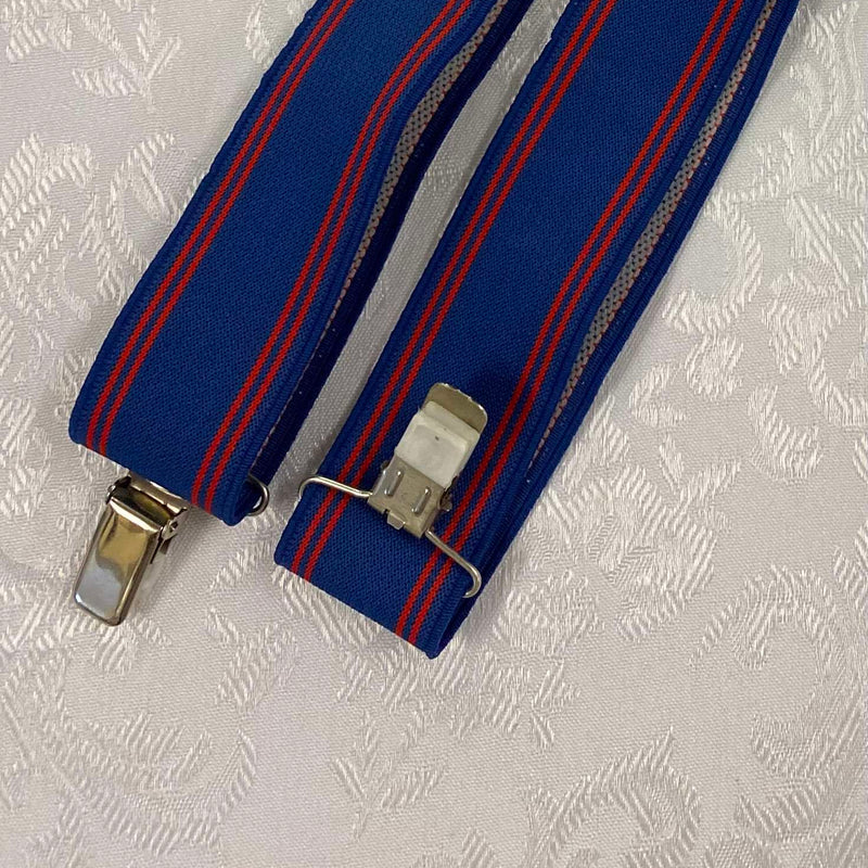 „Detailaufnahme Vintage Hosenträger blau mit roten Streifen und Metallclip“