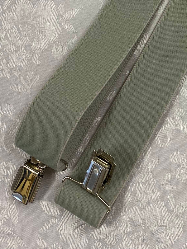 „Detailaufnahme Vintage Hosenträger hellgrün mit Metallclip und breitem elastischem Band“