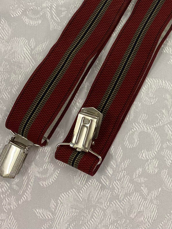 „Detailaufnahme Vintage Hosenträger rot gestreift mit Metallclip und elastischem Band“