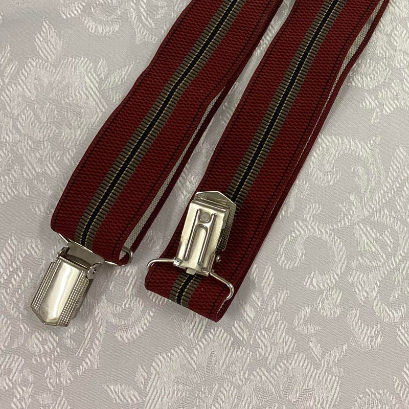 „Detailaufnahme Vintage Hosenträger rot gestreift mit Metallclip und elastischem Band“