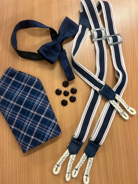 Komplettes Vintage-Set: Hosenträger, Fliege, Krawatte, Einstecktuch und Knöpfe auf Holztisch