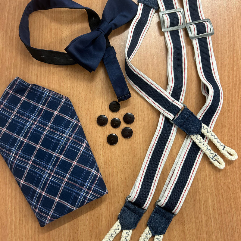 Komplettes Vintage-Set: Hosenträger, Fliege, Krawatte, Einstecktuch und Knöpfe auf Holztisch