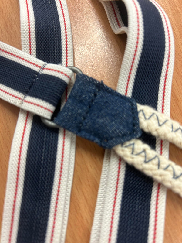 Detailaufnahme Hosenträger blau-weiß-rot mit Knopfhalterung