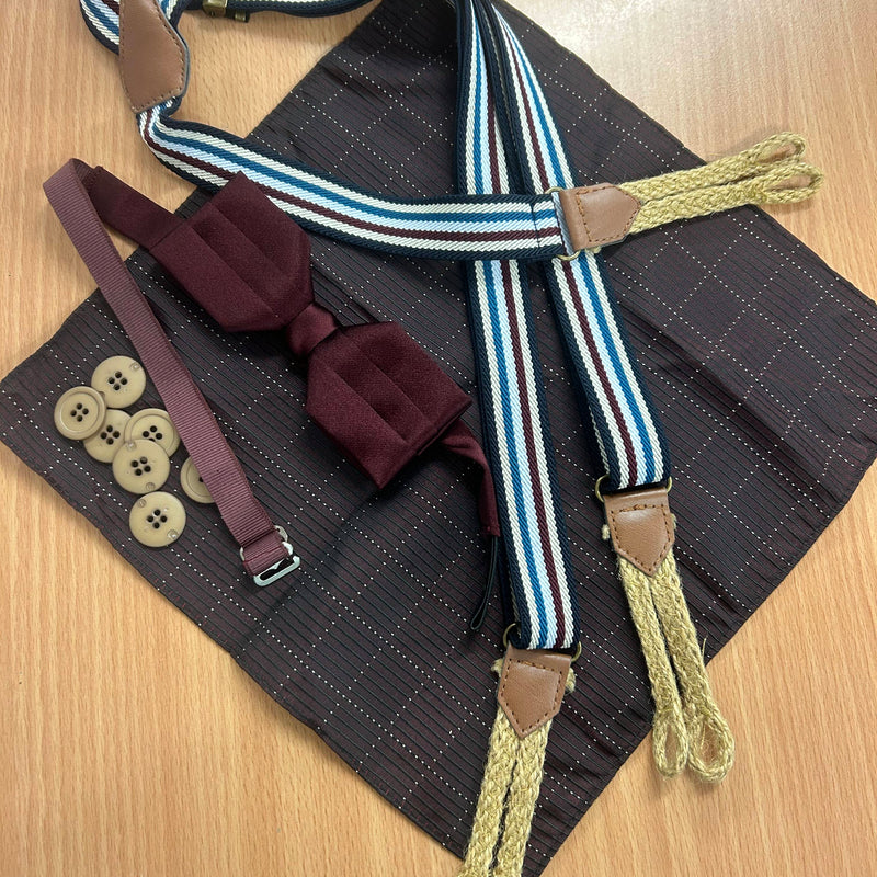 Komplettes Vintage-Set: Hosenträger, Fliege, Einstecktuch und Knöpfe auf Holztisch