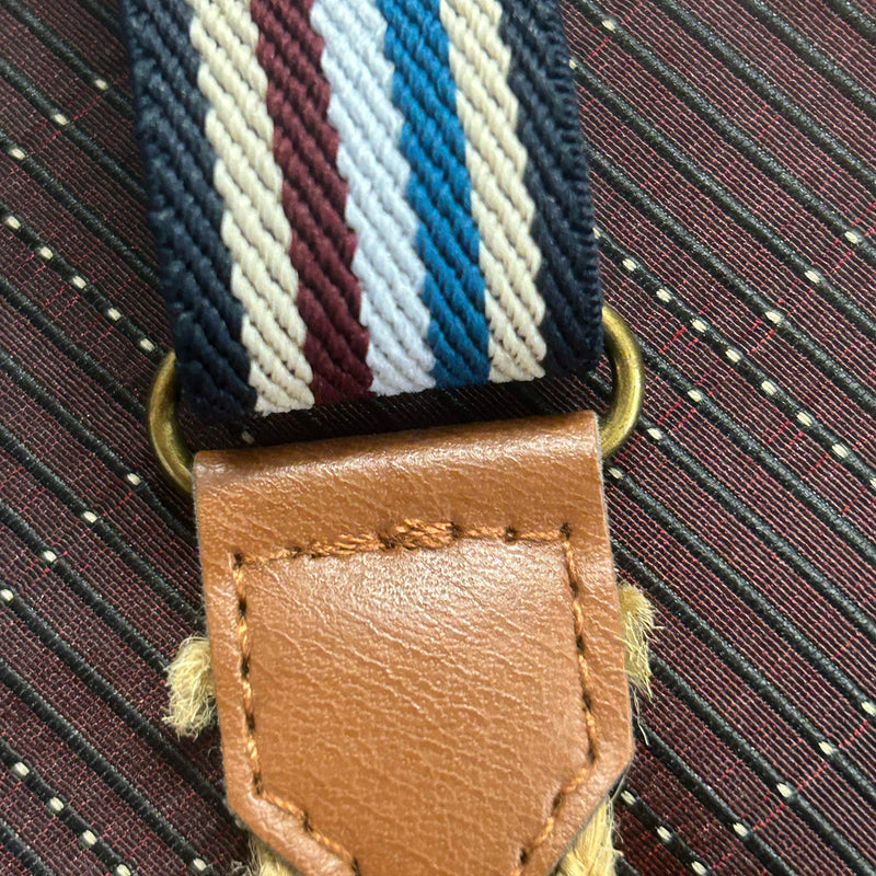 Detailaufnahme Hosenträger mit Lederdetail und Streifenmuster in Blau-Weiß-Bordeaux